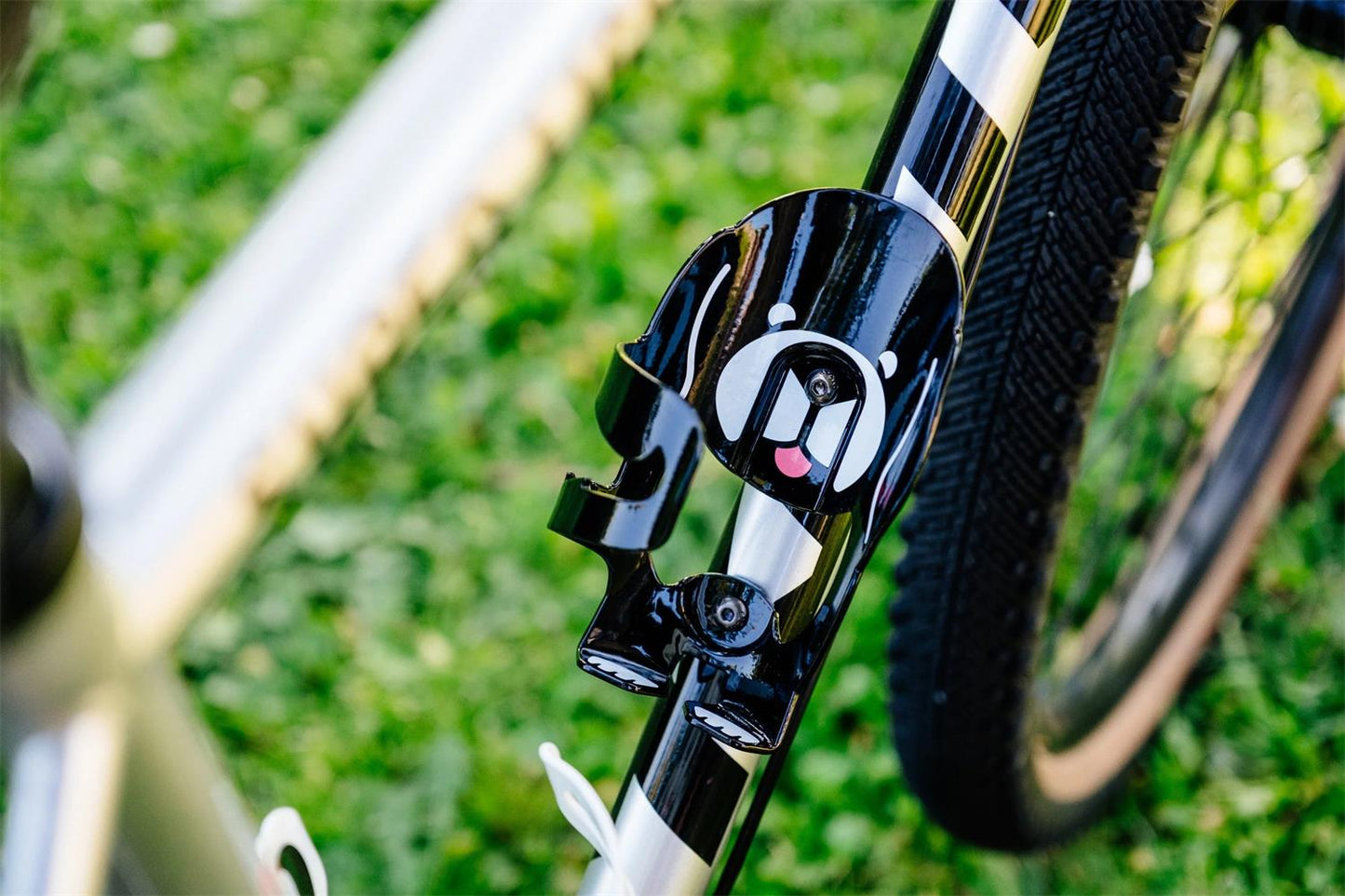 PDW Very Good Dog Bottle Cage 1