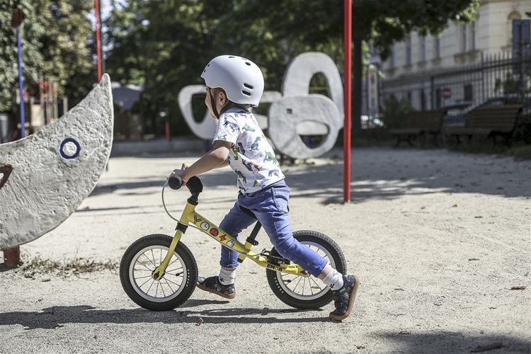 Yedoo TooToo Emoji Balance Bike 12" Red - Lifestyle 2