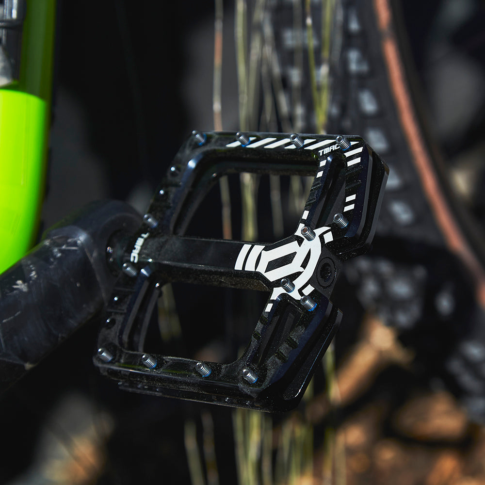 Deity TMACフラットペダル。 DEITY TMAC アルミフラットペダルMTB